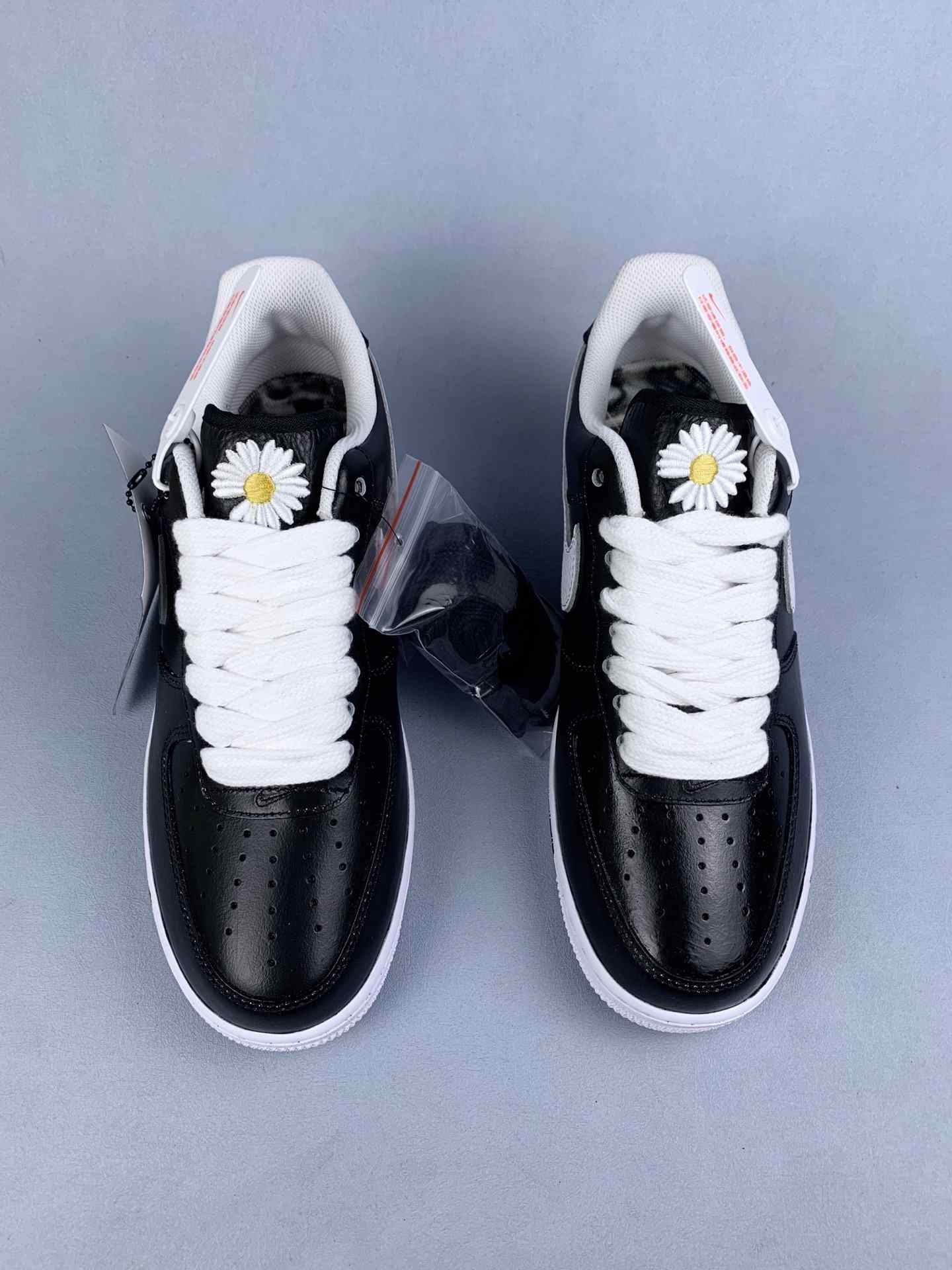 PEACEMINUSONE x Nike Air Force 1 '07 “Para-Noise” - Black/White