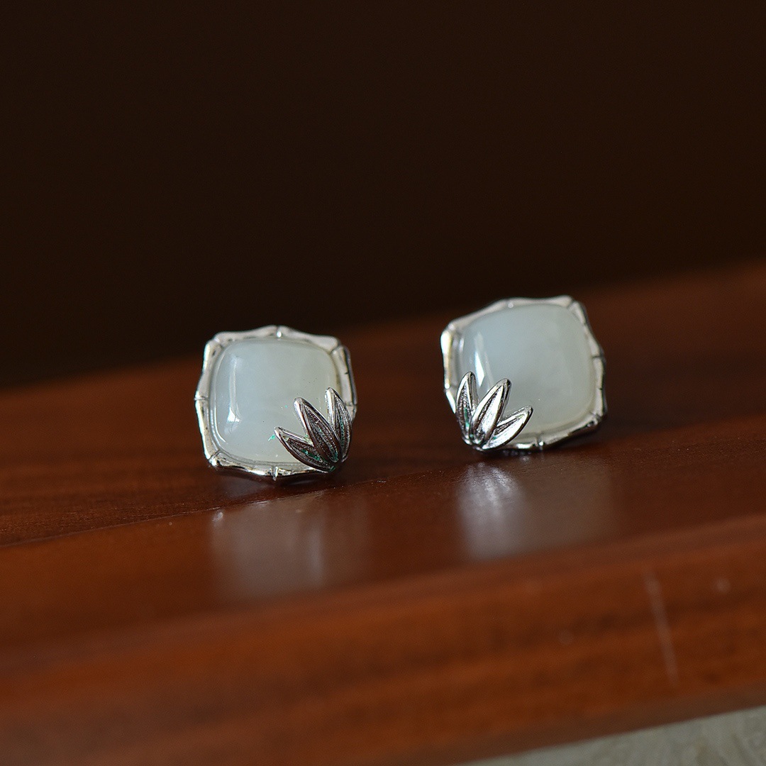 S925 sterling silver bamboo-shaped Hetian jade earrings, vintage bamboo leaf design, square stud earrings, elegant diamond-shaped earrings