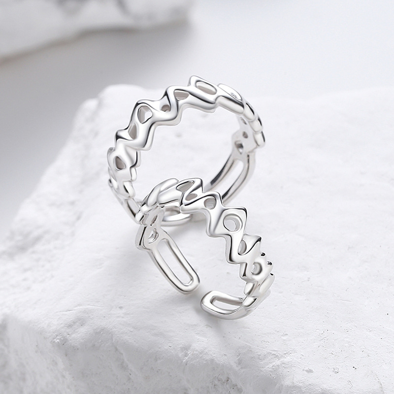 Korean-style fashionable and luxurious couple rings, made of pure silver, simple and versatile, suitable for everyday wear, with an irregular open design