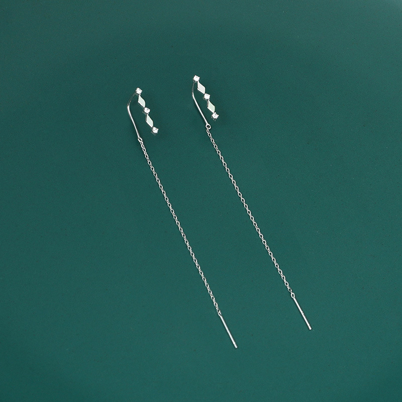 S925 sterling silver rhombus-shaped earrings, elegant and sweet, featuring a geometric design, a polished surface, and diamond-like synthetic cubic zirconia and tassel accents