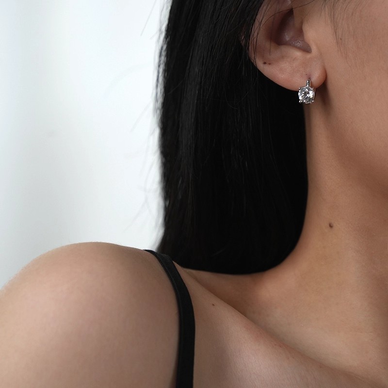 925 sterling silver classic four-prong moissanite earrings, Korean-style, fashionable, minimalist, and luxurious, featuring moissanite stones and a mini design