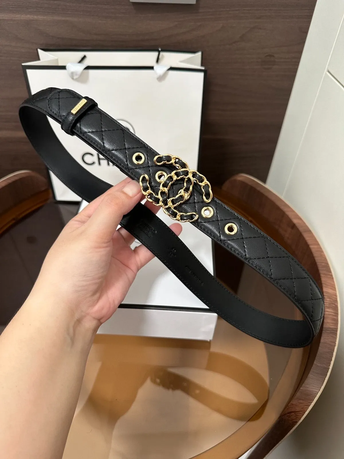 Cinto Feminino Preto Matelassê com Fivela Dourada