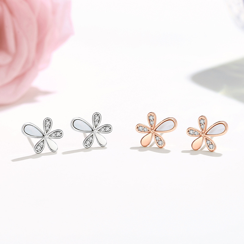 S925 sterling silver Korean-style floral earrings, small and delicate, popular among influencers, with a minimalist and fresh aesthetic, featuring mother-of-pearl accents
