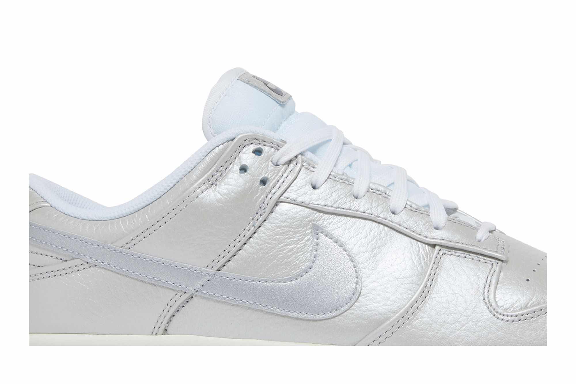 Nike Dunk Low SE ‘Metallic Silver’ DX3197-095