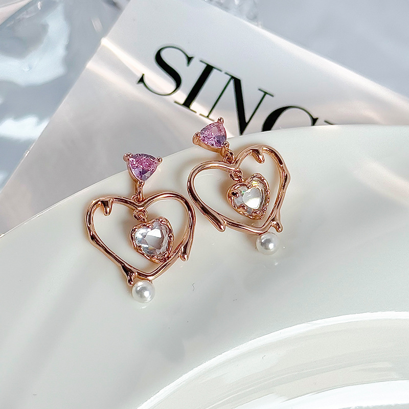 Rock-style heart-shaped earrings for women, featuring a sweet and cool French-inspired design, a minimalist hollow heart design, and an elegant retro style
