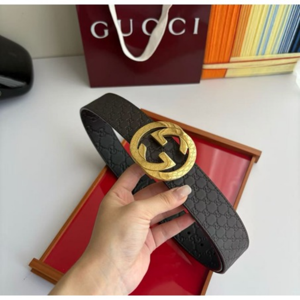 Cinto Masculino Preto Texturizado com Fivela Circular Dourada