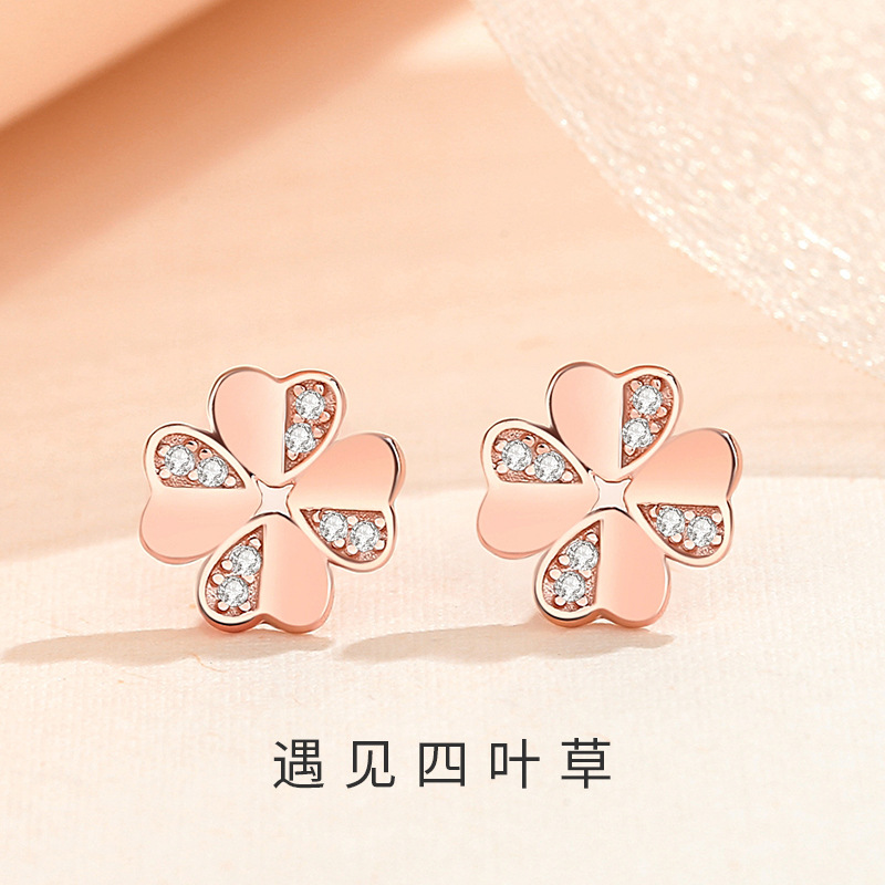 Heart-shaped four-leaf clover earrings for women, made of 925 sterling silver, trendy, minimalist, elegant, and delicate, with an Instagram-inspired style