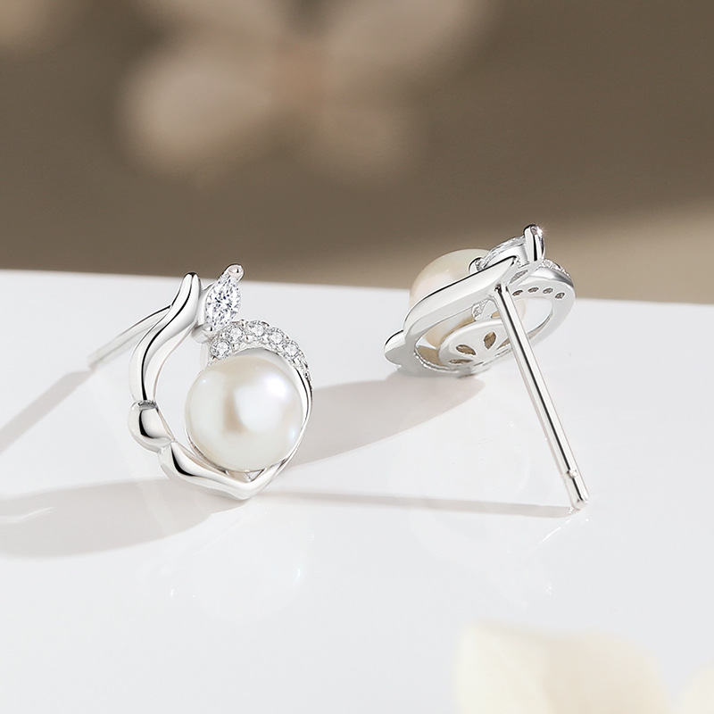 Original asymmetrical heart-shaped pearl earrings, featuring a geometric design in sterling silver, exuding a sophisticated and elegant aura, perfect as a gift for Women's Day