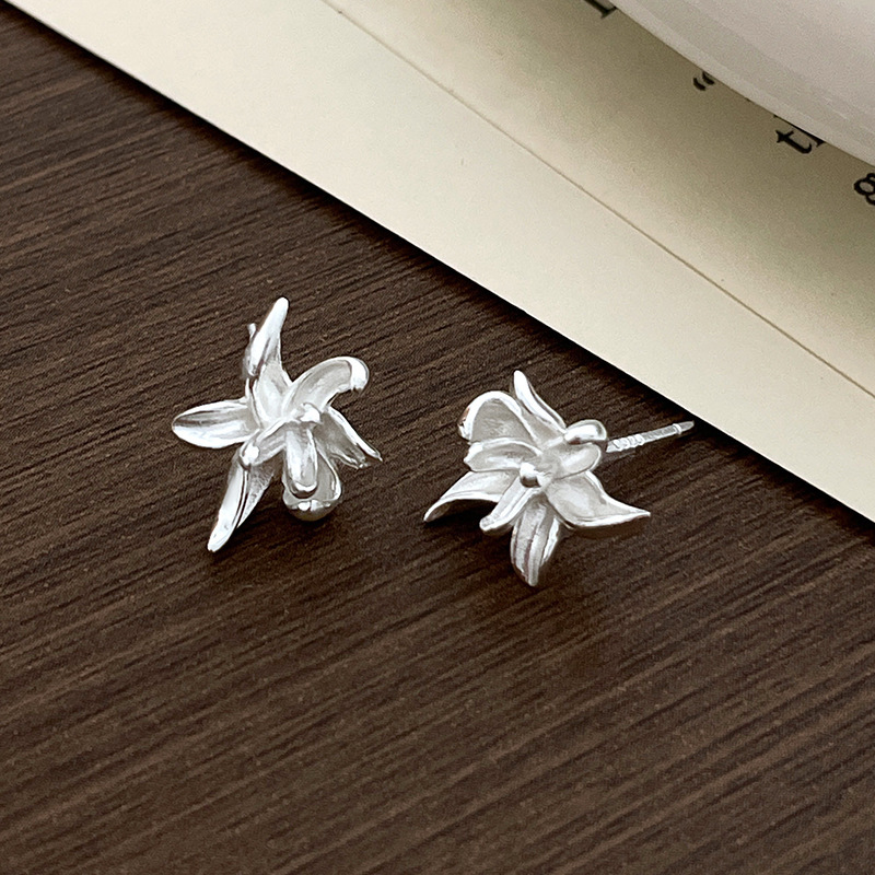 Korean-style forest-themed floral earrings for women, made of pure silver, featuring a fresh and delicate iris design, matte finish, three-dimensional petals, and a unique, high-end feel