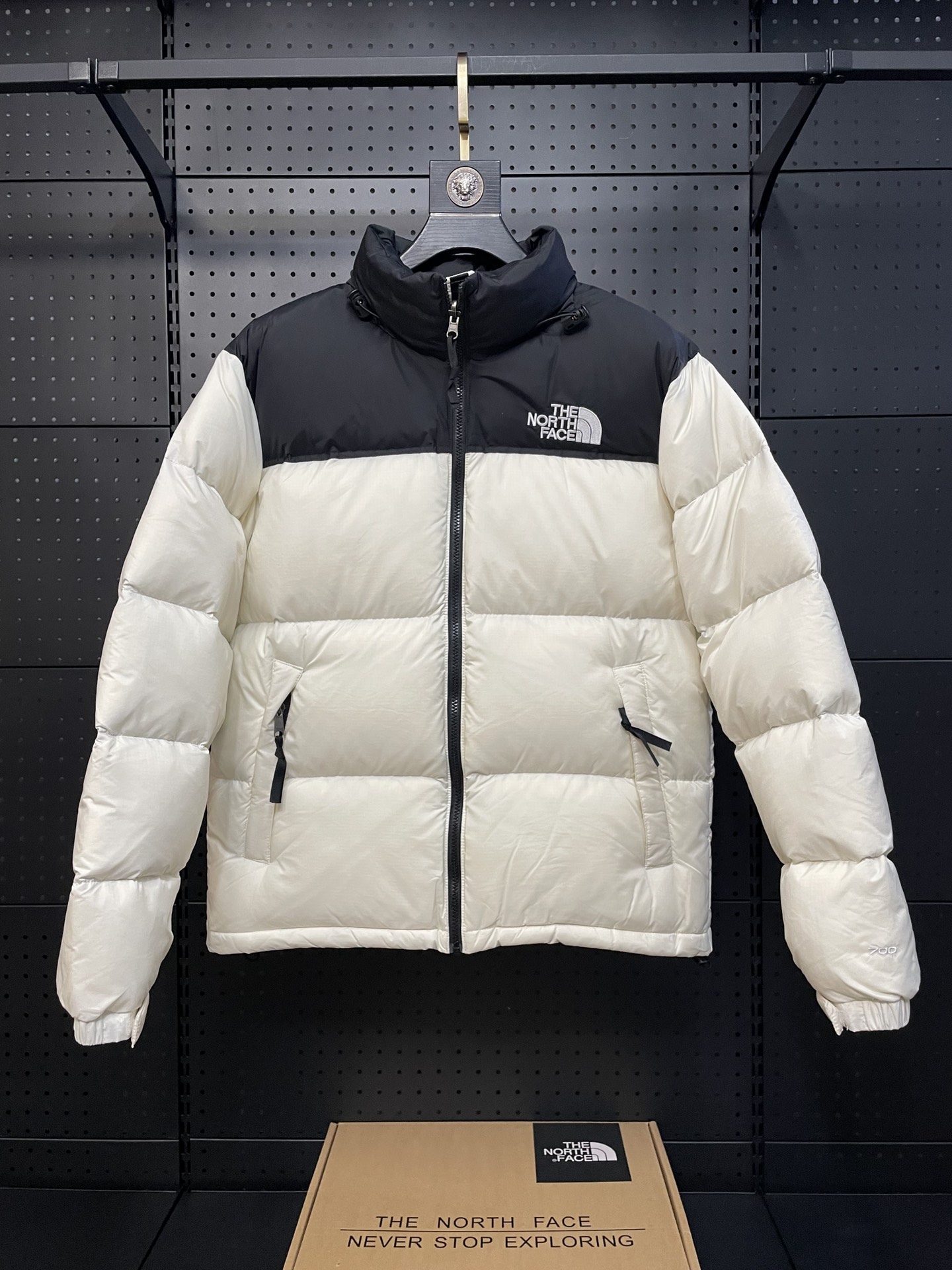 2025 latest leisure trend warm and comfortable ski windproof down jacket 0904