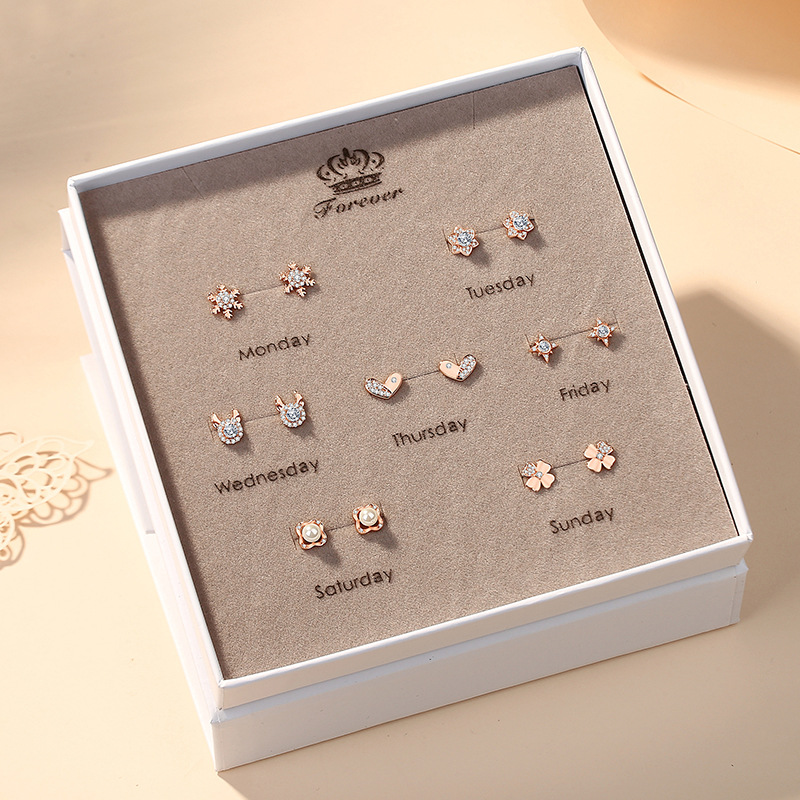 925 sterling silver weekly earrings for women, simple ins-style small Chanel-inspired earrings, Korean version, high-end fashion commuter earrings