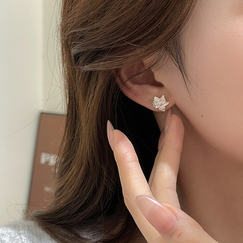 Korean-style forest-themed floral earrings for women, made of pure silver, featuring a fresh and delicate iris design, matte finish, three-dimensional petals, and a unique, high-end feel