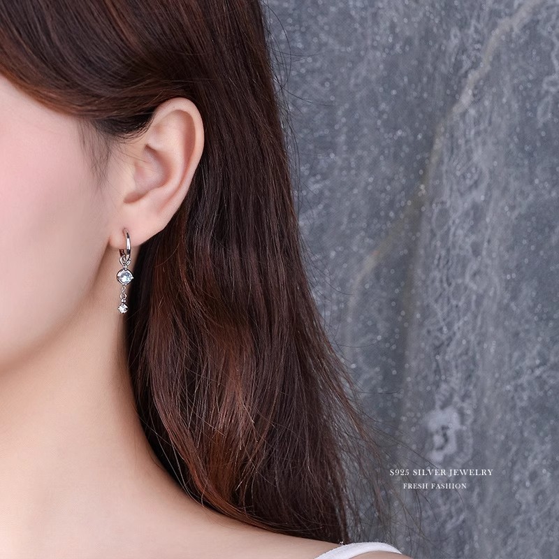 S925 sterling silver asymmetrical moonlight feather earrings, a summer forest-themed, niche, high-end, and lightweight tassel earring design