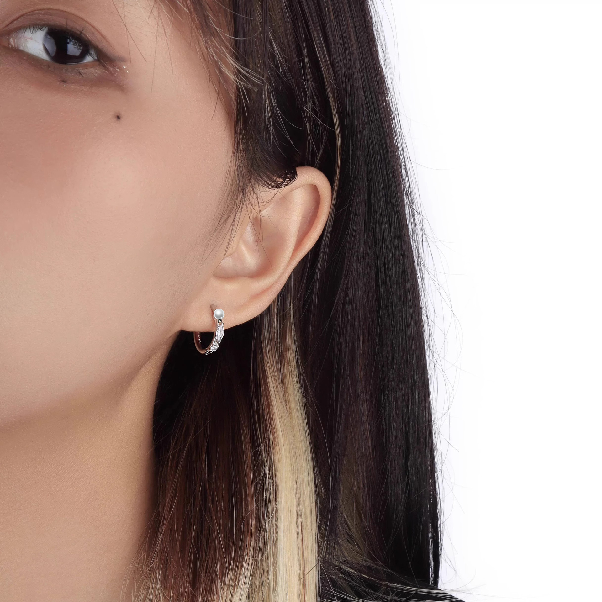 S925 sterling silver pearl earrings for women, summer style, elegant and refined, featuring a single-stone round disc design, simple and versatile earrings