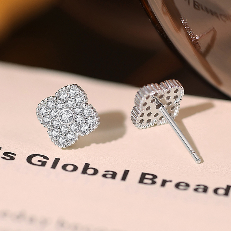 Original design, full-diamond four-leaf clover earrings, pure silver, trendy, classic, lightweight, luxurious, and elegant, French-style small fragrance earrings