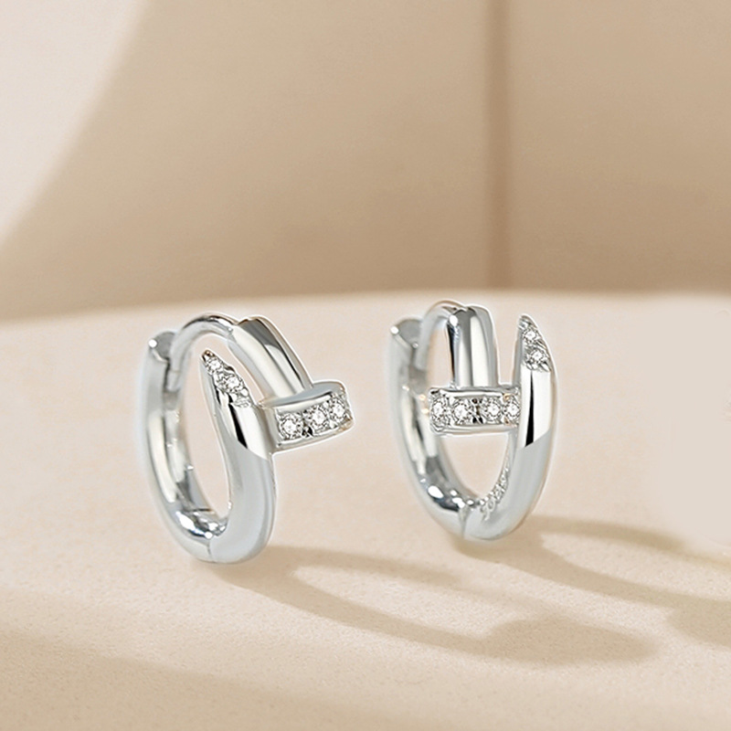 New geometric hoop earrings in rose gold, featuring a sophisticated design and a chic, elegant style