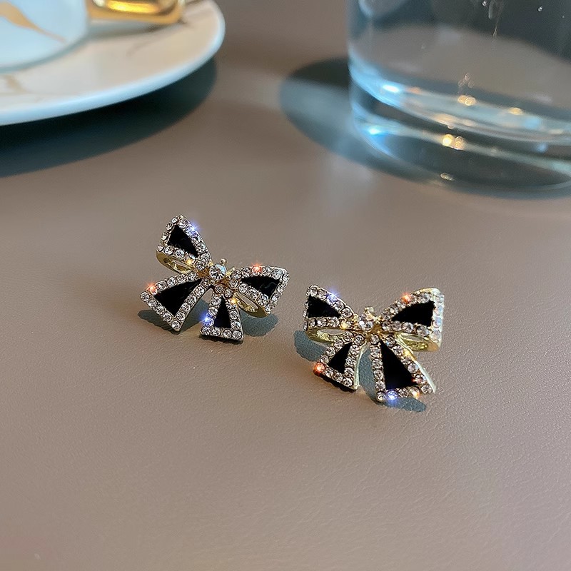925 sterling silver black sparkling diamond small bow earrings for women, simple and elegant, with a chic and sophisticated style