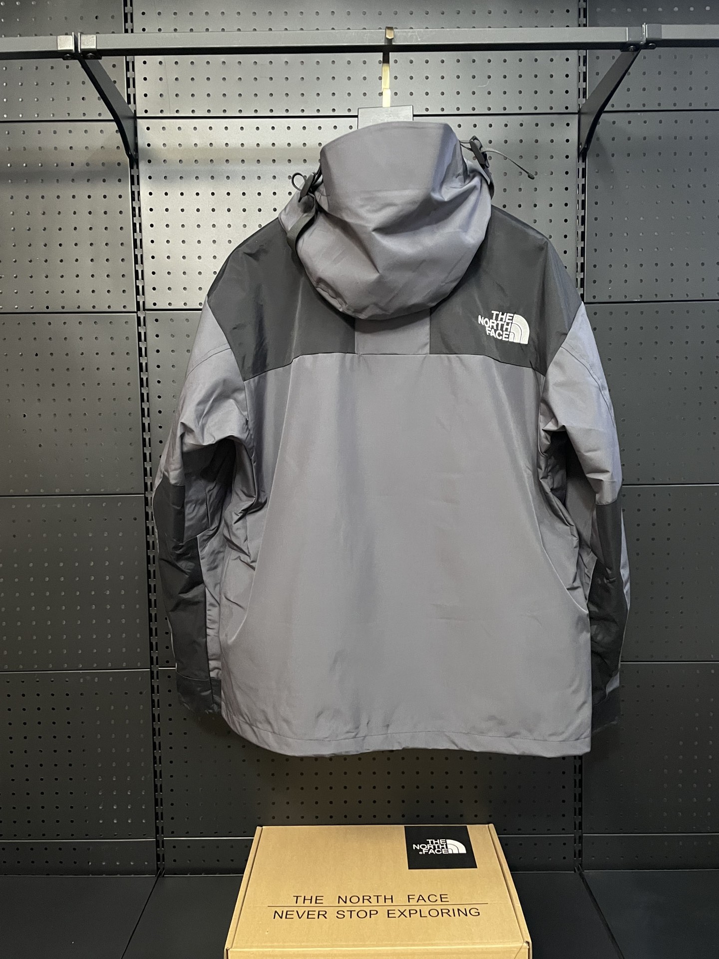 2025 latest trend warm comfortable mountaineering skiing windproof down jacket 0915