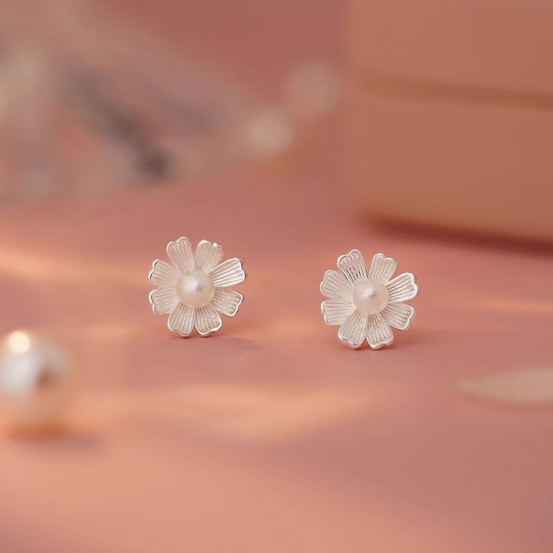 Pearl flower earrings, made of 999 pure silver, in a French retro style, delicate and elegant, perfect for a forest-themed look, artistic daisy earrings, made of pure silver