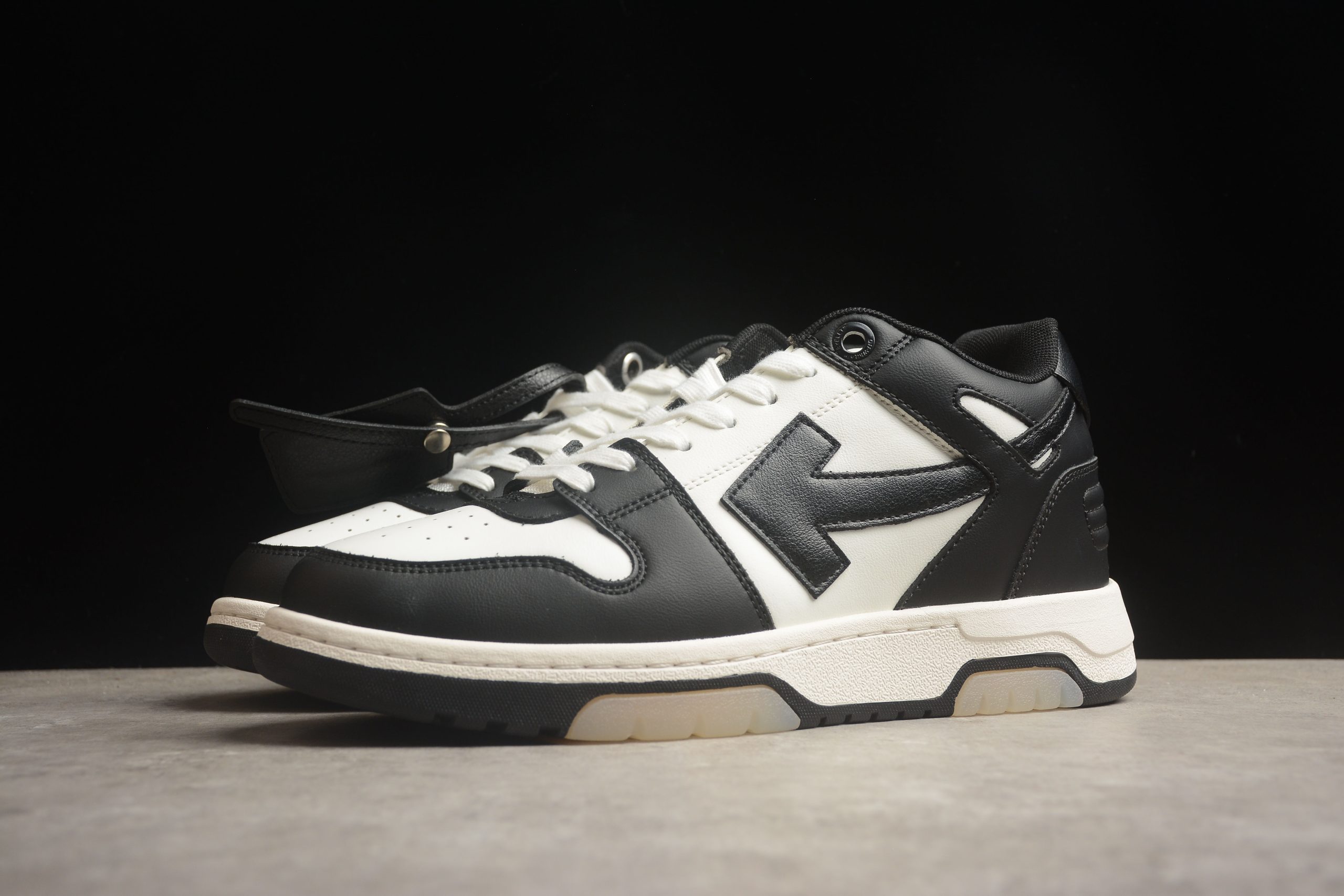 OFF-WHITE SNEAKER