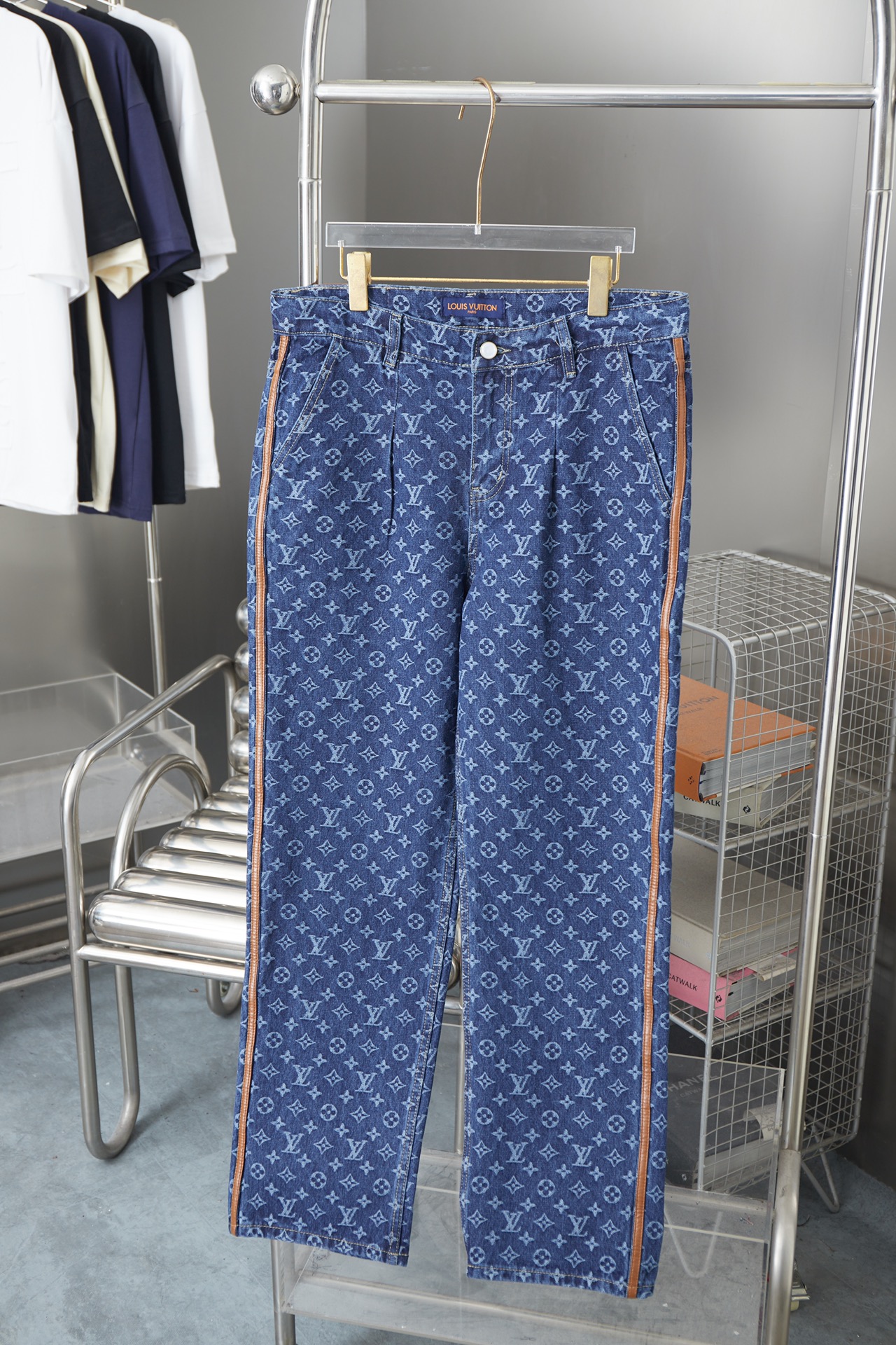 Logo Full Print Leather Pulls Jeans