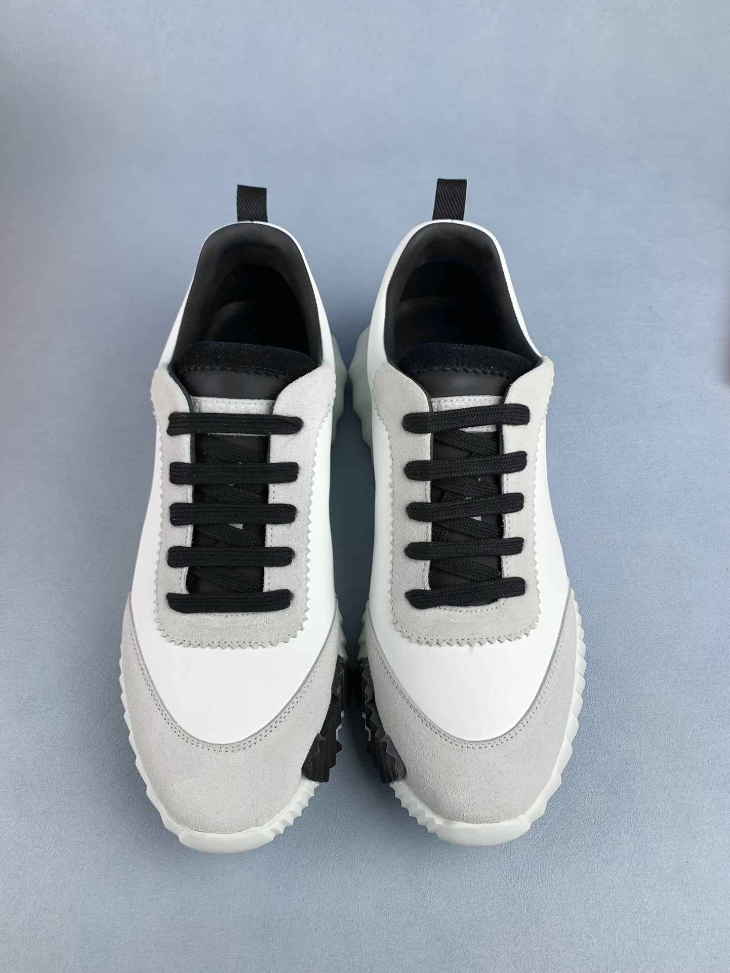 Bouncing sneaker