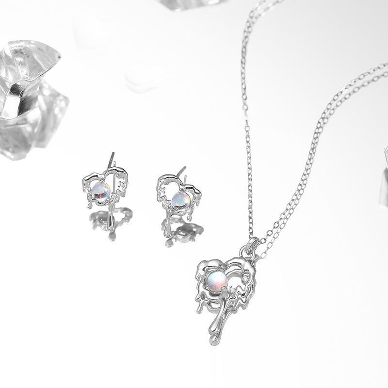 Original design, heart-shaped lava earrings for women, made of 925 silver, in a Korean style, trendy and chic, with a sweet and cool vibe, featuring a unique design and moonstone accents