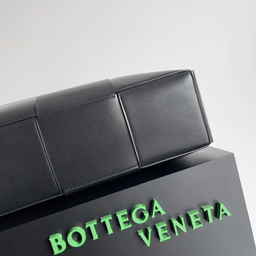 Bottega Veneta Carryall Tote Bag product photo from LabelPicks