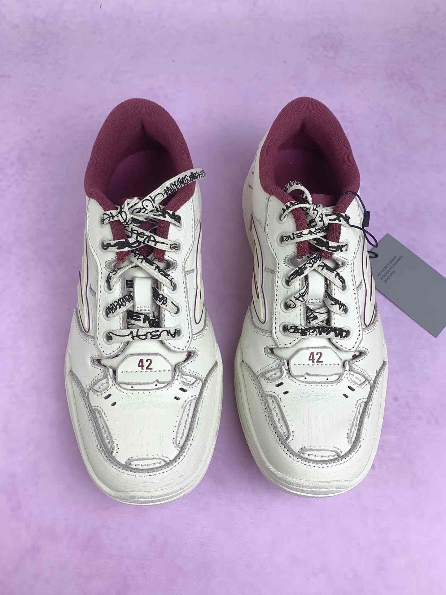 Balenciaga Hamptons Medium Worn-Out Sneaker