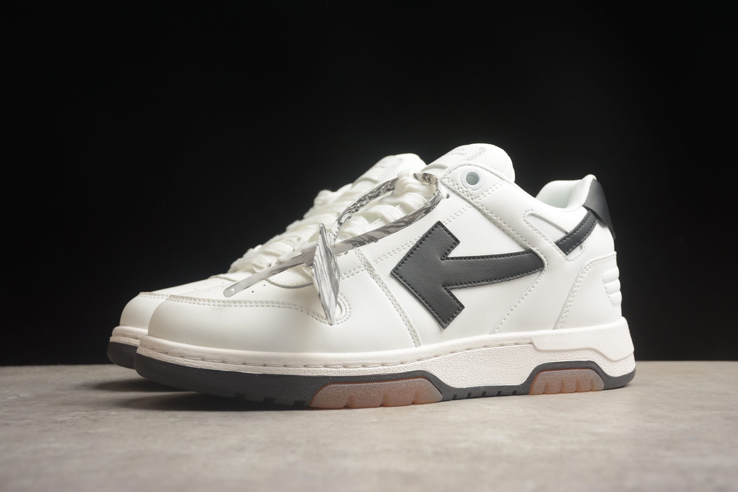 OFF-WHITE SNEAKER