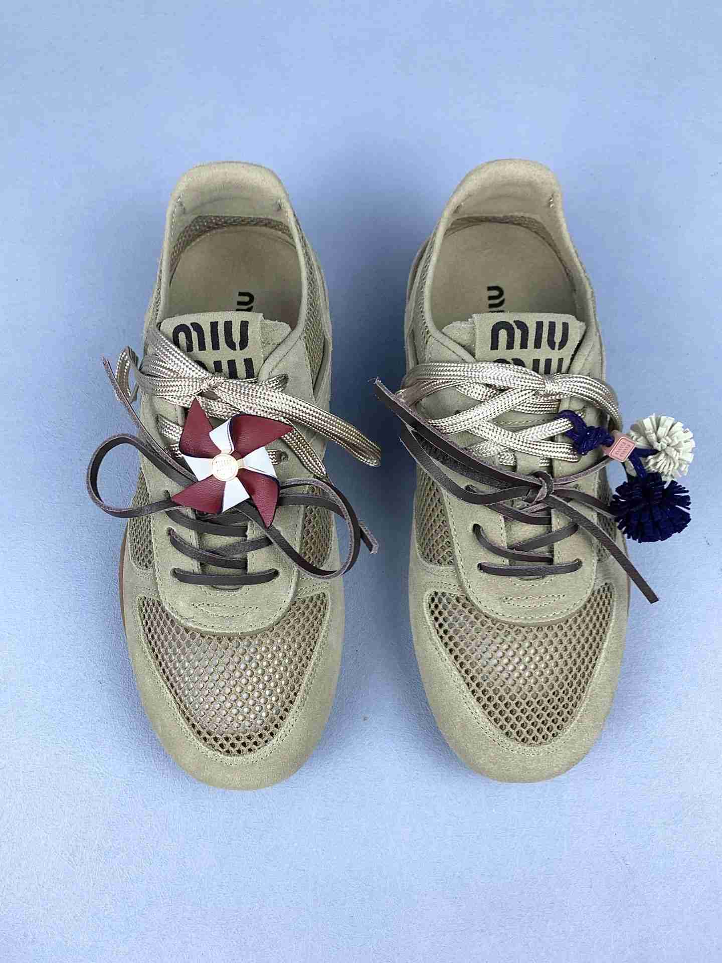 Gymnasium mesh and suede sneakers