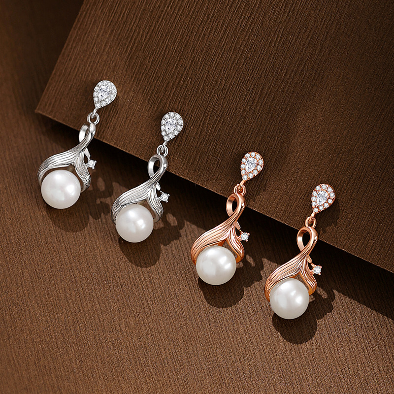 Original pearl fish-tail earrings for women, made of 925 sterling silver, featuring an elegant and sophisticated design inspired by the “ins” style, with a high-end pearl look and a vintage aesthetic