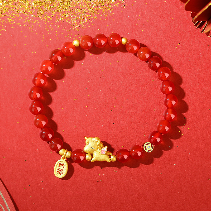 Original design: A red agate bracelet designed to attract wealth and good fortune, featuring a new Chinese style with a horse motif, perfect for the Year of the Horse, and crafted using traditional gold techniques