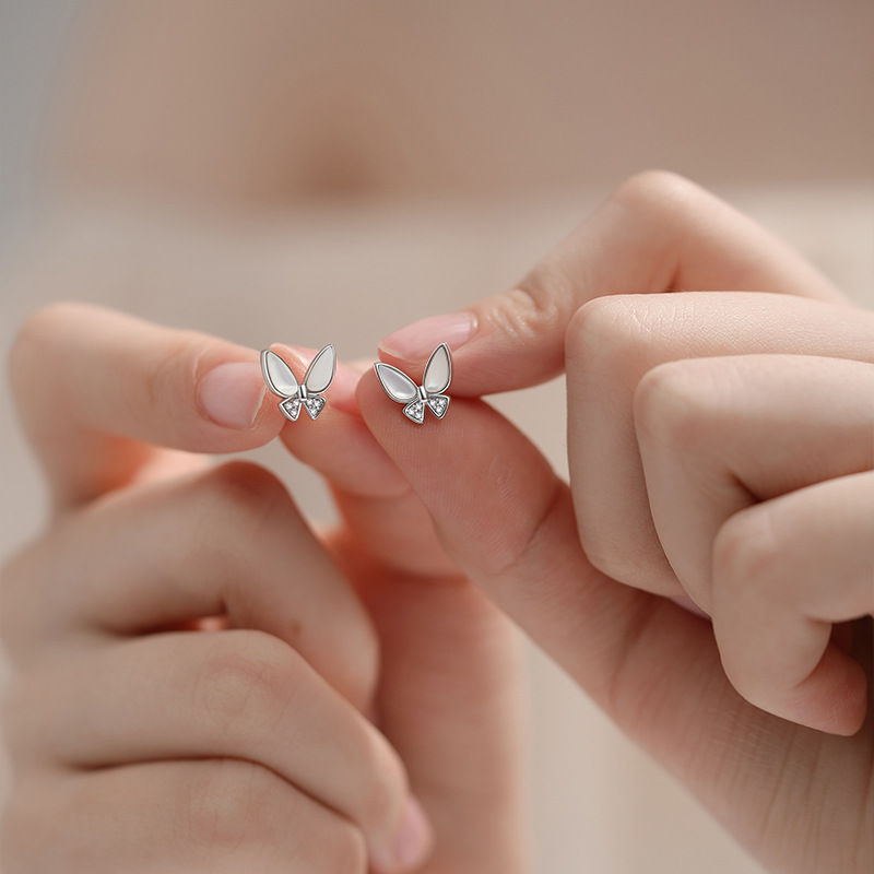 New autumn arrivals: trendy butterfly earrings for women, made of pure silver, versatile rose gold and mother-of-pearl earrings, stylish and unique accessories