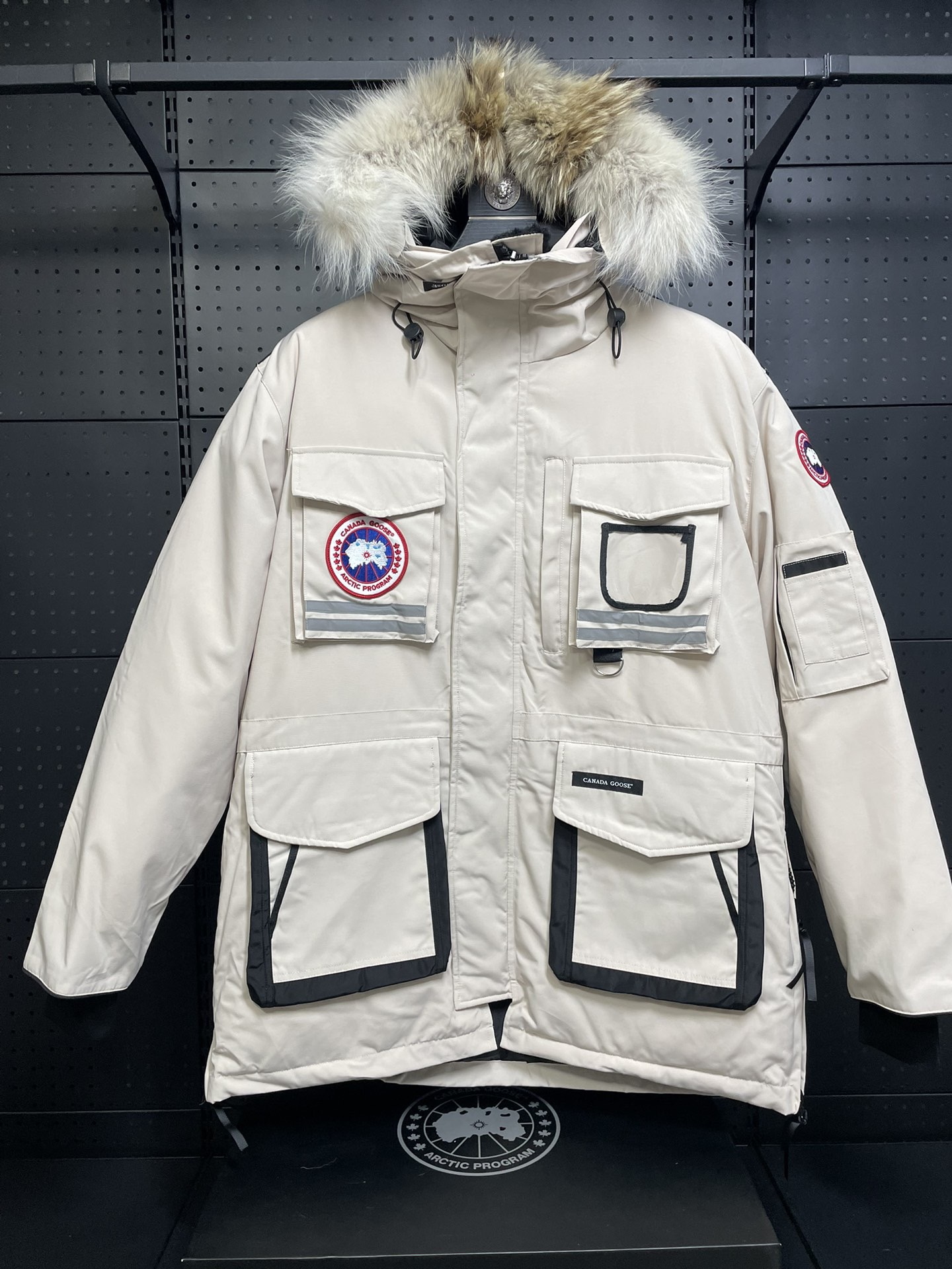 2025 latest leisure trend warm and comfortable ski windproof down jacket