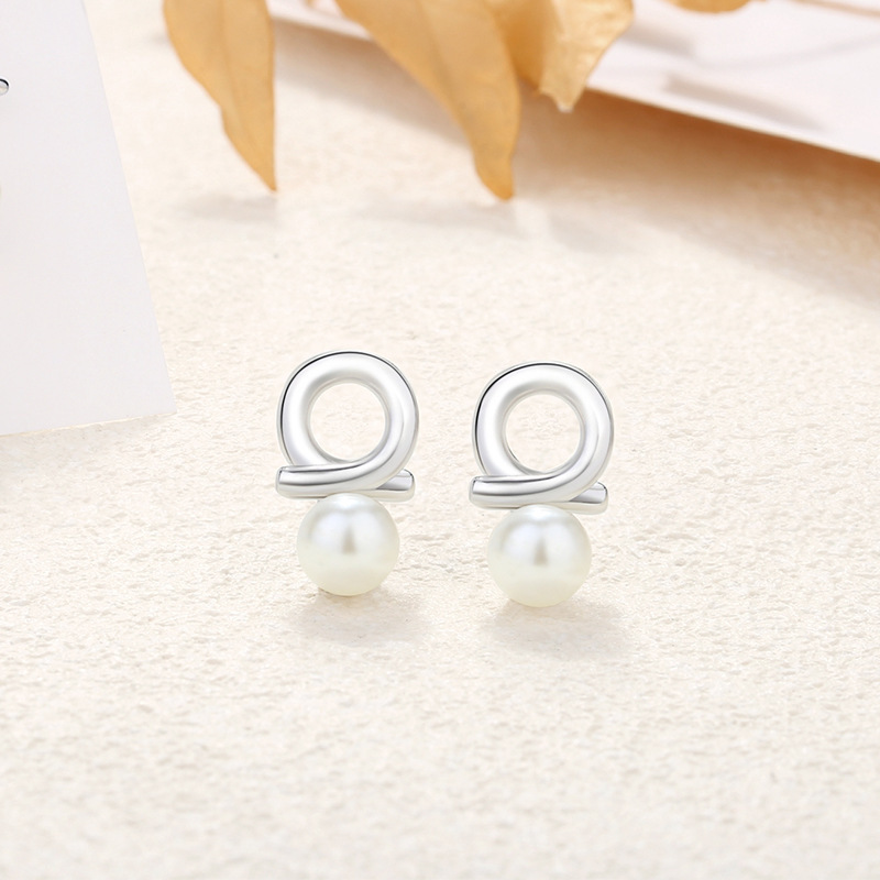 925 sterling silver bow-shaped heart earrings, French-style, chic and elegant, with pearl accents, creating a sophisticated and stylish geometric design