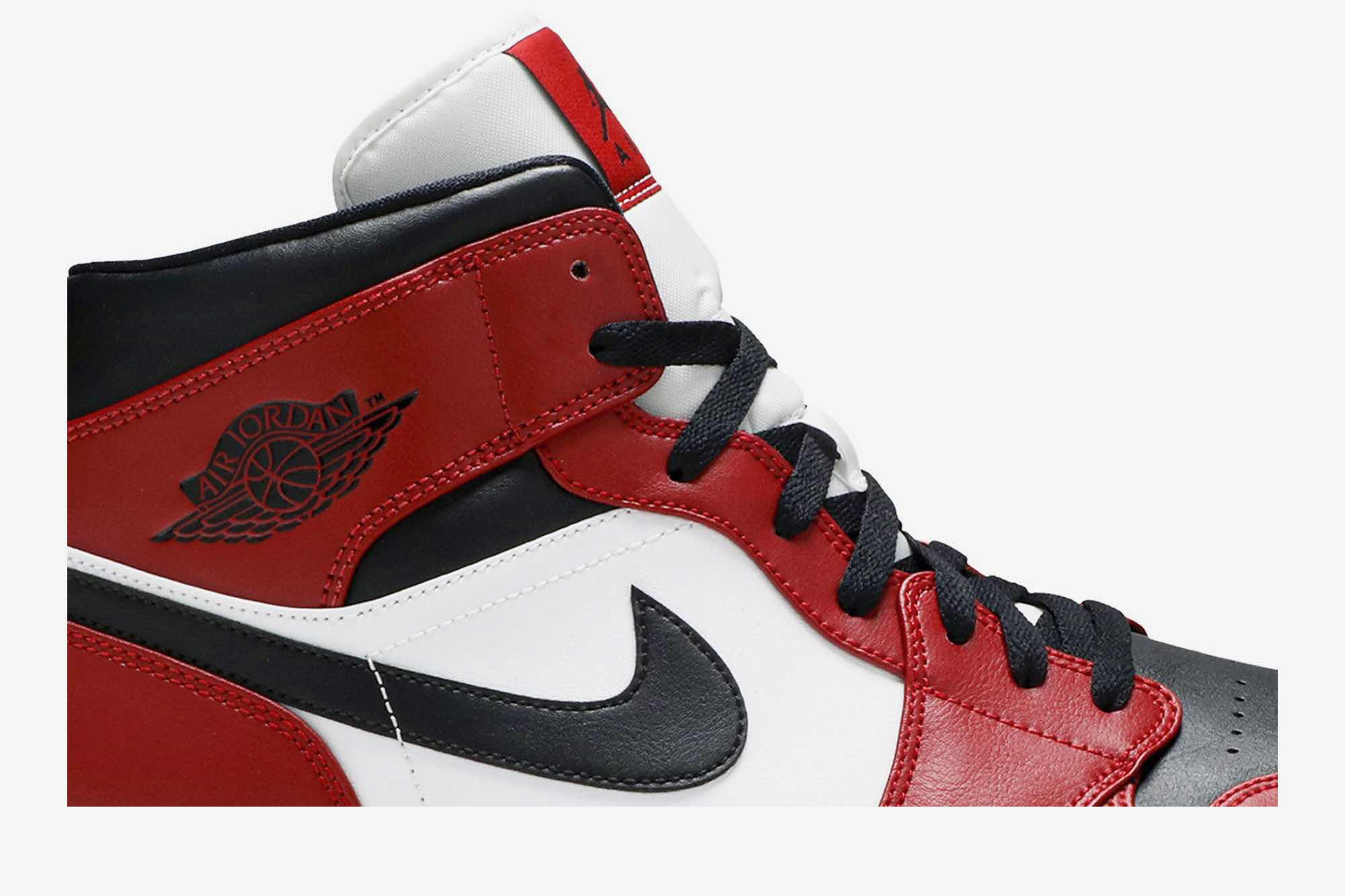 Air Jordan 1 Mid ‘Chicago Black Toe’ 554724-069