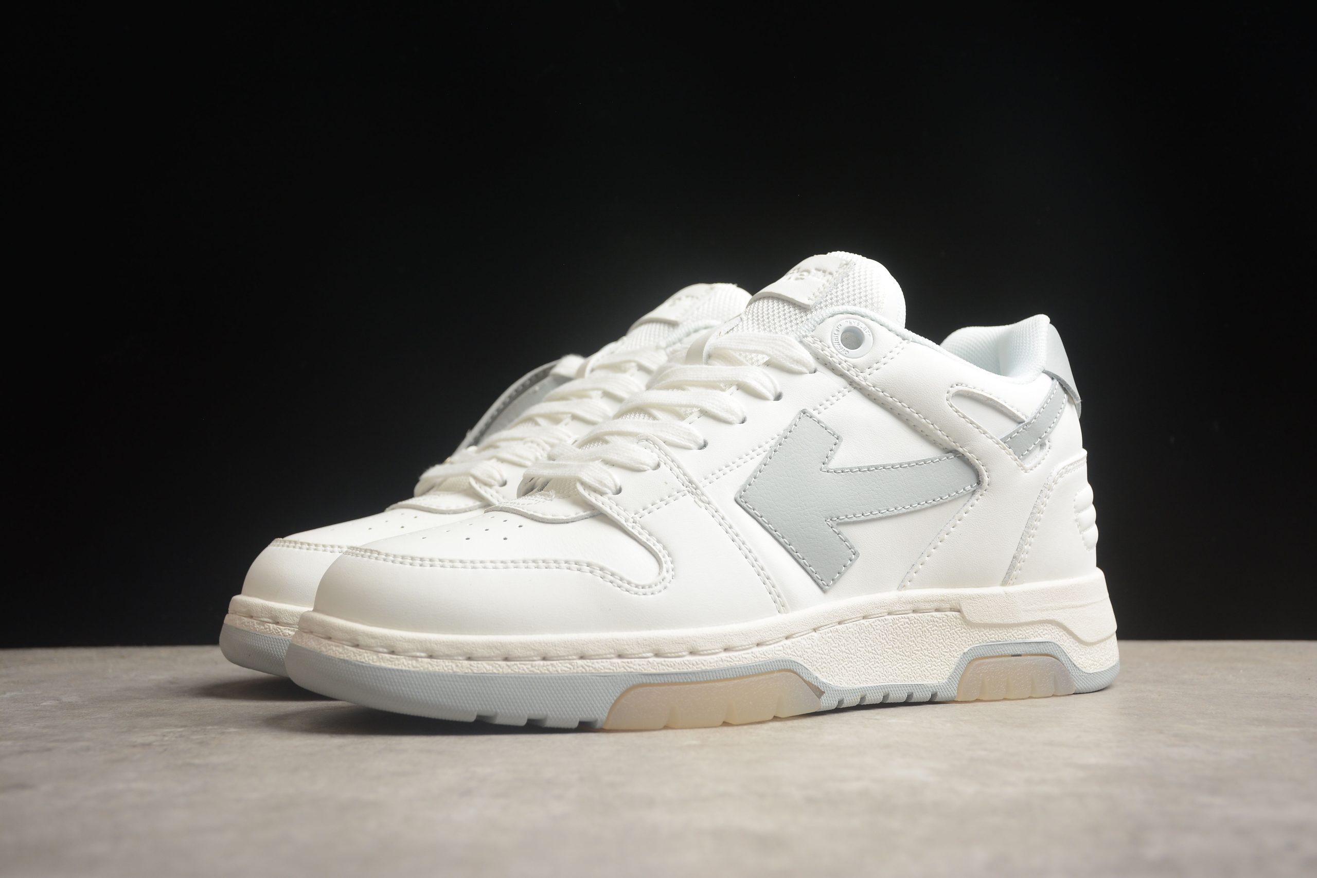 OFF-WHITE SNEAKER