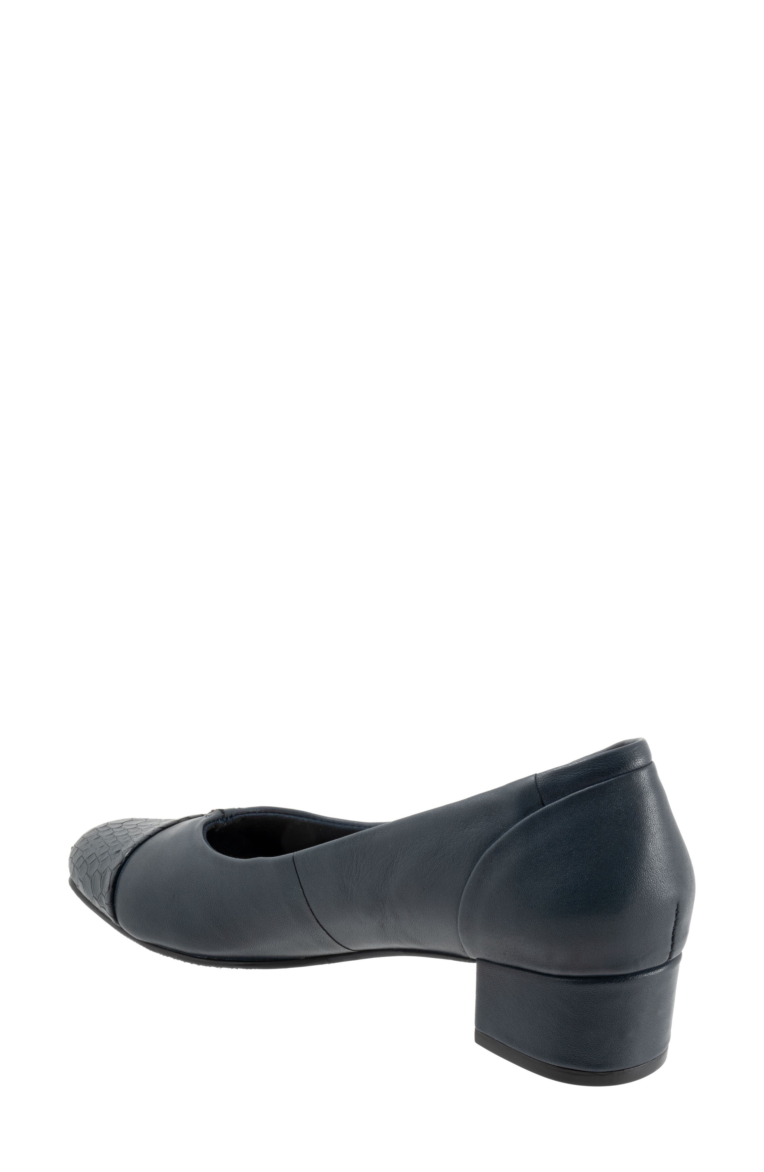 Trotters Daisy Cap Toe Dress Pump