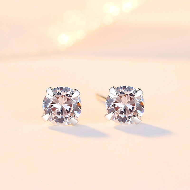 Four-prong cubic zirconia earrings, made of sterling silver, lightweight, luxurious, delicate, and elegant, suitable for newly pierced ears, featuring a single dazzling stone