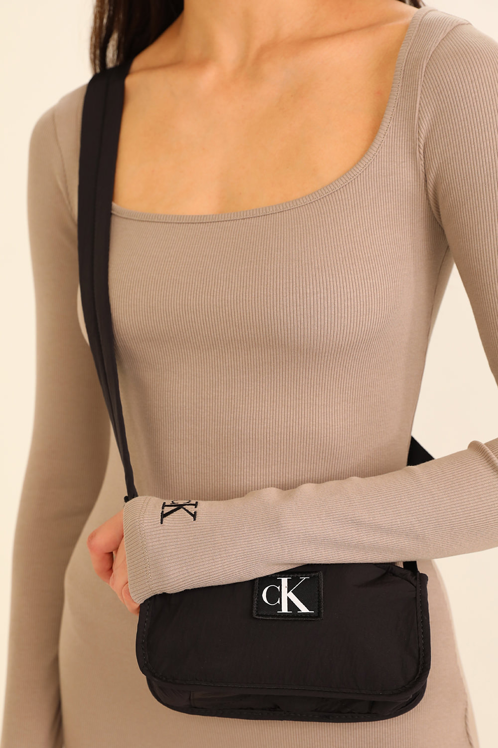 CALVIN KLEIN תיק קאמרה מניילון