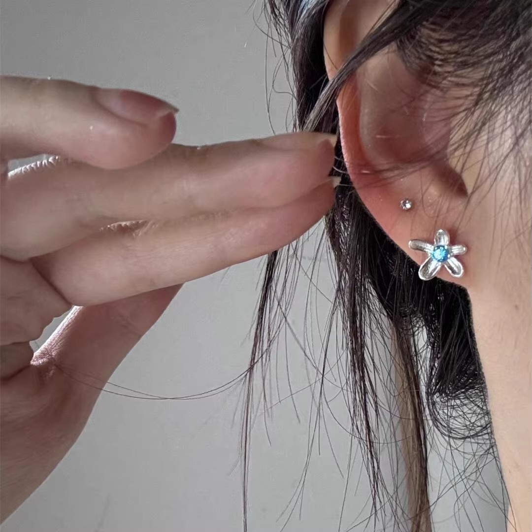 S925 sterling silver blue cubic zirconia flower earrings, featuring a delicate and fresh design, perfect for spring and summer, with a sweet and cool aesthetic, ideal for young girls