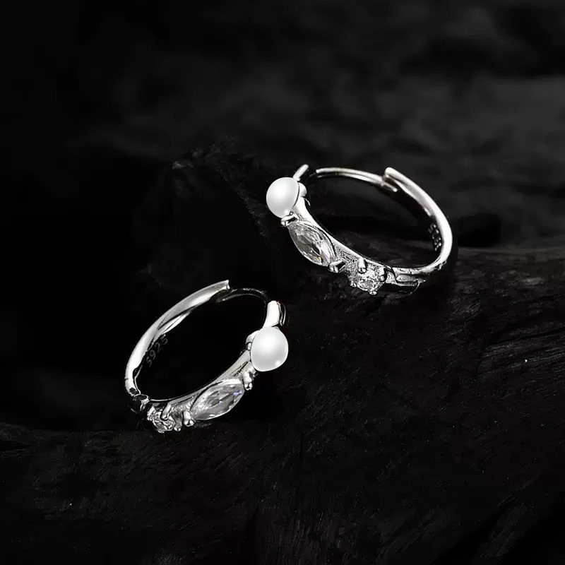 S925 sterling silver pearl earrings for women, summer style, elegant and refined, featuring a single-stone round disc design, simple and versatile earrings