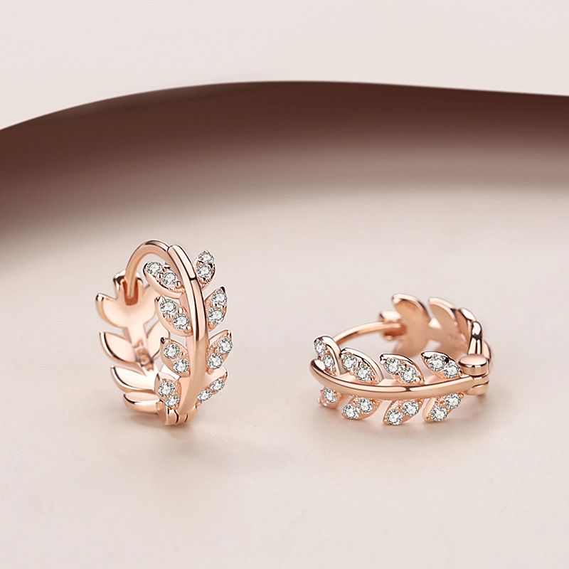 925 sterling silver Korean-style fashion leaf earrings for women, featuring a simple and fresh design, with geometric leaf-shaped pendants