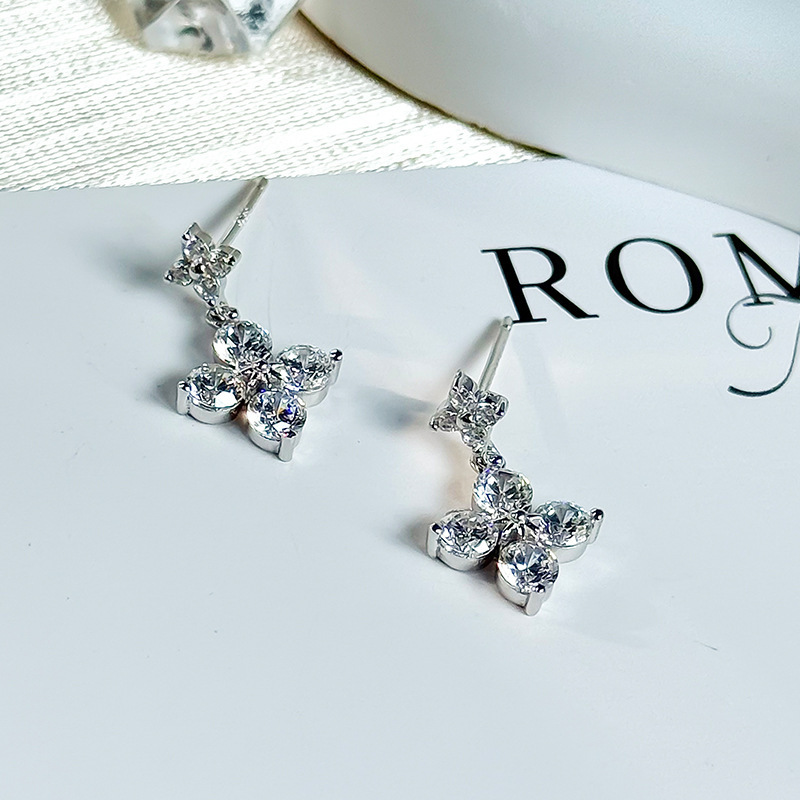 925 sterling silver ice crystal four-leaf clover earrings for women, Korean style fashion light luxury earrings, forest style simple ins fresh earrings