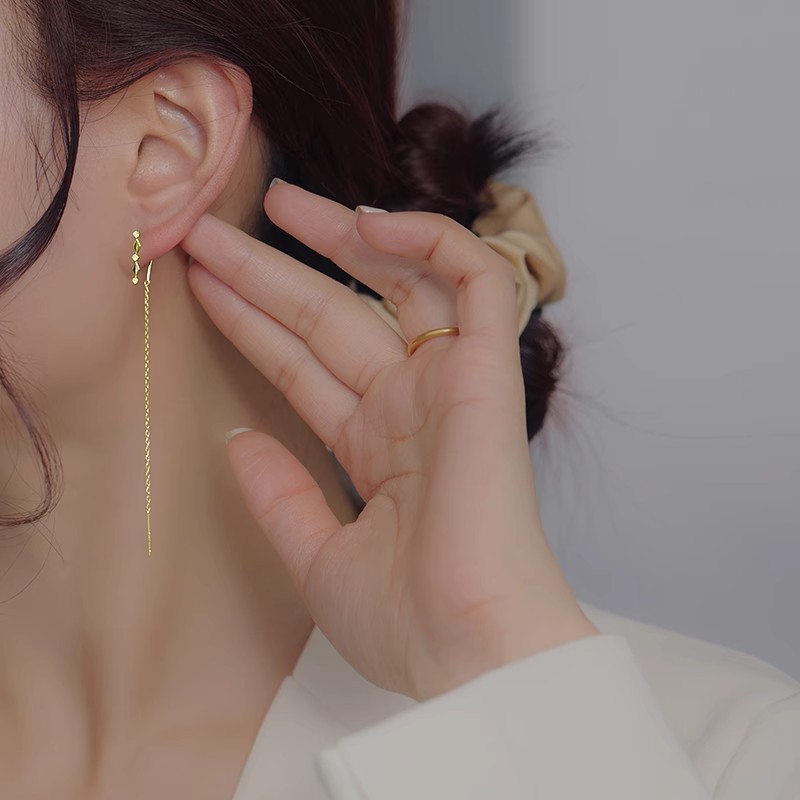 S925 sterling silver rhombus-shaped earrings, elegant and sweet, featuring a geometric design, a polished surface, and diamond-like synthetic cubic zirconia and tassel accents