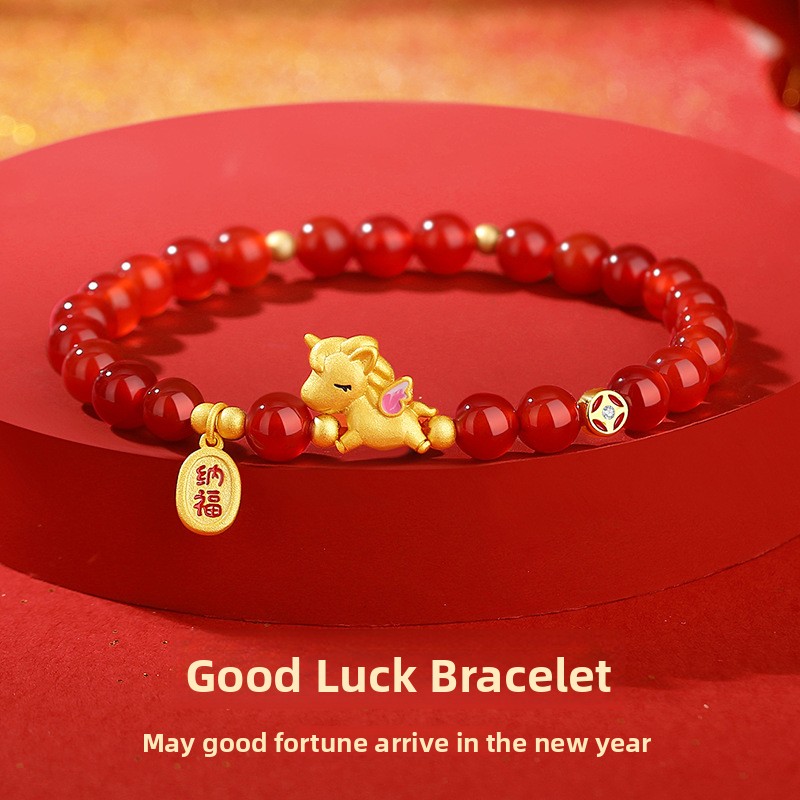 Original design: A red agate bracelet designed to attract wealth and good fortune, featuring a new Chinese style with a horse motif, perfect for the Year of the Horse, and crafted using traditional gold techniques