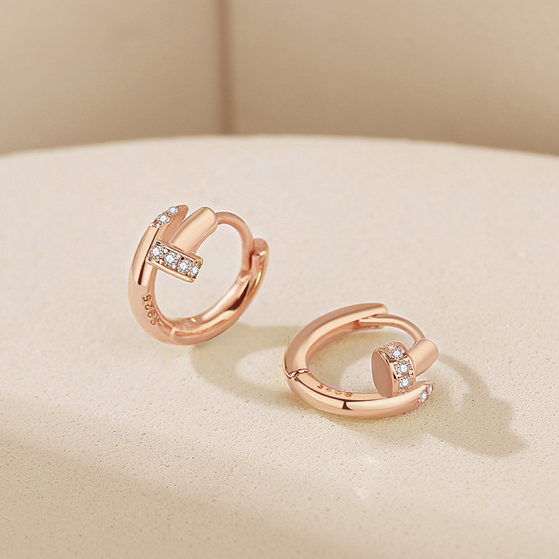 New geometric hoop earrings in rose gold, featuring a sophisticated design and a chic, elegant style
