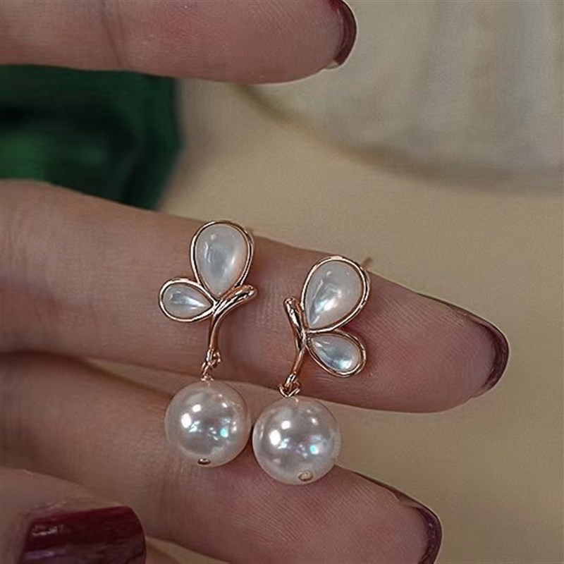 925 sterling silver butterfly earrings with mother-of-pearl accents, in a French style, gentle and artistic, with a touch of elegance, small and delicate