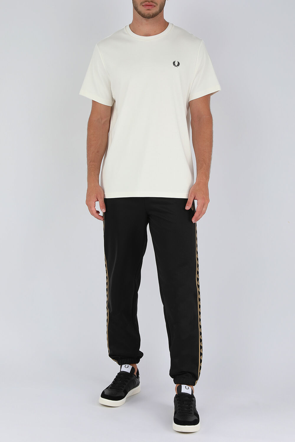 FRED PERRY חולצת טי לבנה עם כיתוב 1952